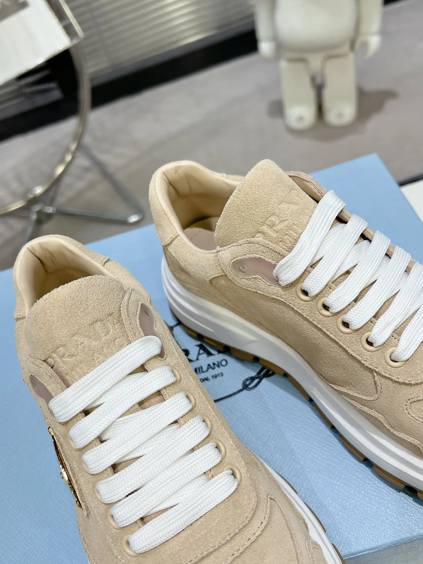 👟👟Ex-factory price 580👟👟 PRADA ²⁰²4 𝐬𝐬Prada’s new product comes with strength! ❣️Many Internet celebrities have the same style, fashionable and versatile nice items, original shoes are developed and purchased from Italian counters, and are reproduced 1:1 according to the original taste. This year’s theme is not to be defined, embodying texture through simplicity💛From thick-soled sneakers to zigzag short boots to 2024 flat shoes, everything reveals a sure-fire momentum...combining gentleness and handsomeness, the finishing touch for women❤️ The top-grade open-edge beaded cowhide with imported cowhide triangle logo is consistent with the original version, the wear-resistant and ultra-light two-color outsole, and the sheepskin lining are breathable and comfortable. ⚛Size: Women's 34-40 ⚛Size: Men's 39-45 Original packaging accessories. ⚛